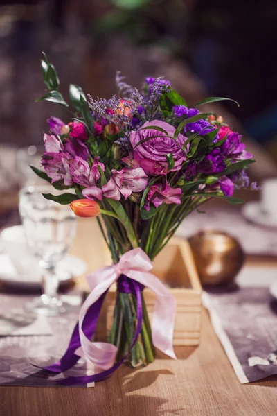 Композиция цветов в Ресторан, роз и ирисов, сочетание оттенки фиолетового Стоковое Фото