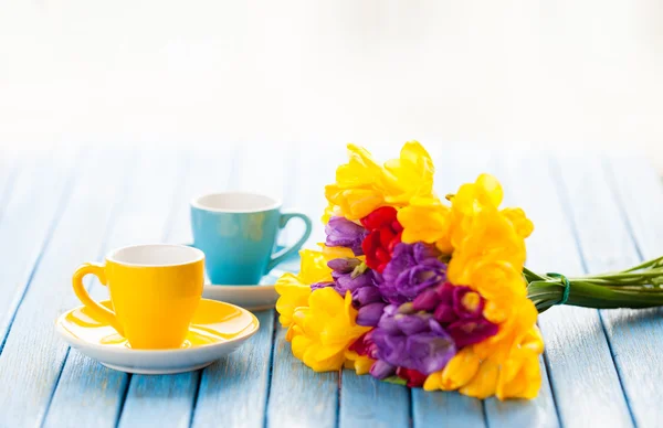 Две чашки кофе и букет цветов — стоковое фото
