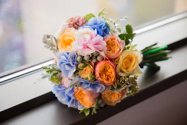 Букет из роз для невесты крупным планом — стоковое фото