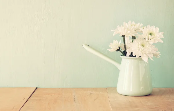 Летний букет цветов на деревянный стол с мятой фоном. винтажные фильтрованного изображения Лицензионные Стоковые Изображения