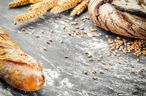 Сельский рамы с свежеиспеченный хлеб — стоковое фото