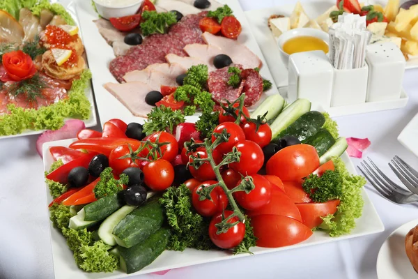 Блюда из мяса и рыбы, а также овощи, накрытый стол Стоковое Фото