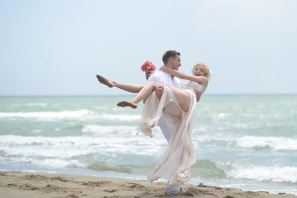 Счастливая пара свадьбы на пляже — стоковое фото