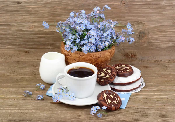 Чашка кофе с печеньем и букет голубые дикие цветы на фоне деревянные с местом для текста — стоковое фото