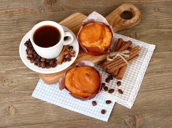 Чашка кофе с пирожными и кофейных зерен на деревянном фоне. Вид сверху — стоковое фото