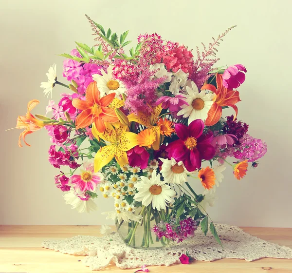 Букет из культивируемых цветы в кувшине Лицензионные Стоковые Фото