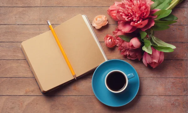 Чашка кофе с ноутбука — стоковое фото