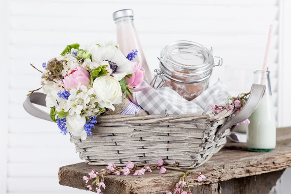 Сладкий, деревенский корзинку для пикника с молоком и цветами — стоковое фото