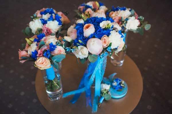Свадебные и вечерние букеты с сливочным роз и пионов и синий гортензии. Крупным планом — стоковое фото
