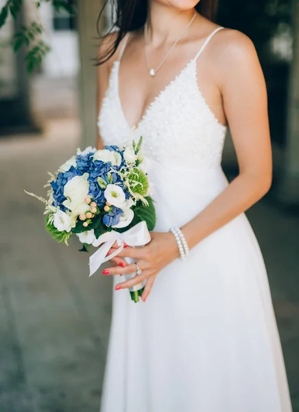 Свадебный букет невесты гортензии, Астильба, лизиантус в — стоковое фото