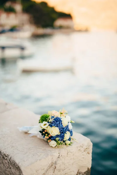 Свадебный букет невесты гортензии, Астильба, лизиантус на s — стоковое фото