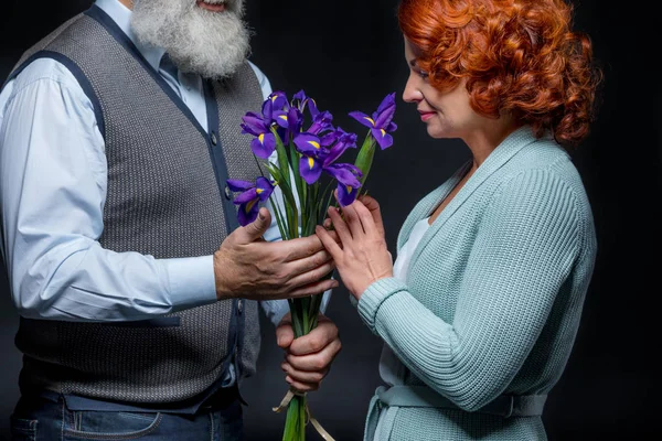 Пожилая пара с цветами Стоковая Картинка
