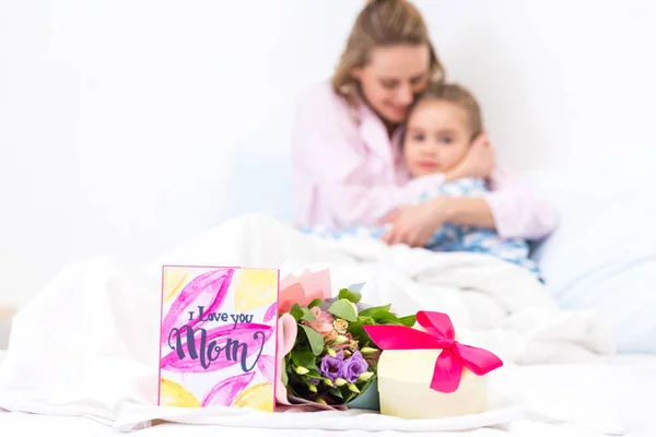 Мать Дочь Лежа Кровати Представляет Переднем Плане Счастливой Матери День — стоковое фото