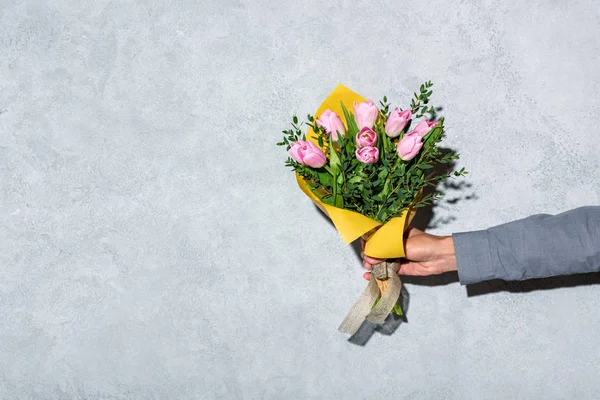 Крупным Планом Вид Человека Давая Букет Flowerson Серый Фон — стоковое фото
