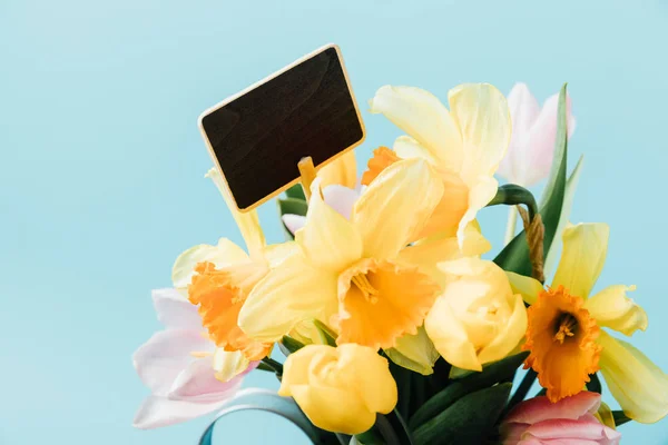 Крупным Планом Зрения Красивые Тюльпаны Нарцисс Цветы Пустой Доске Изолированные — стоковое фото