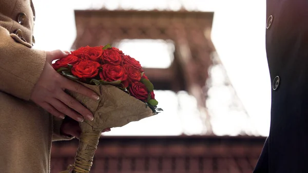 Любящий человек, давать его возлюбленной, любовь красивый Букет алых роз — стоковое фото