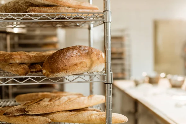 Полки Вкусной Свежеиспеченный Хлеб Выпечки Производство — стоковое фото