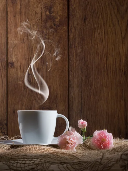 Чашка кофе с цветами — стоковое фото