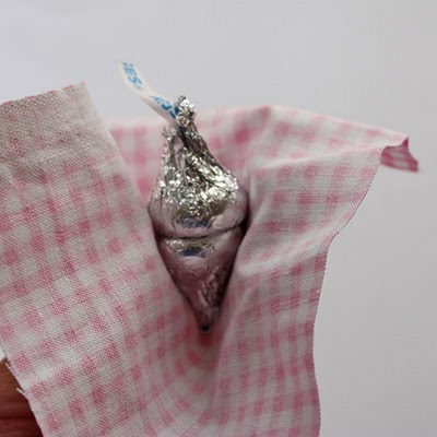 необычный букет своими руками из конфет, обтянутых тканью