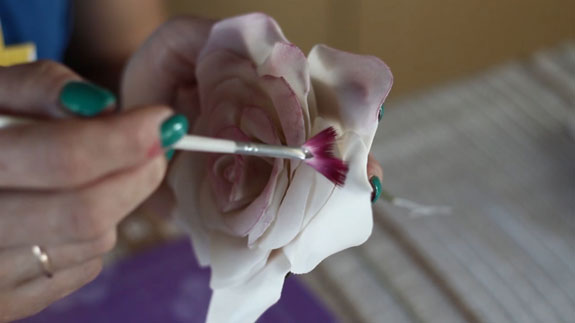 Как сделать розу из мастики: пошаговый фото-рецепт. Подкрашиваем лепестки розы сухой пищевой краской