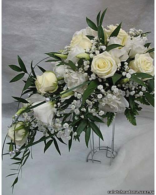 Букет невесты из белых роз и эустомы