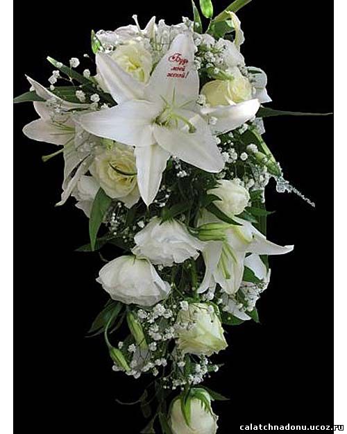 Каскадный свадебный букет из белых роз, лилий, эустомы