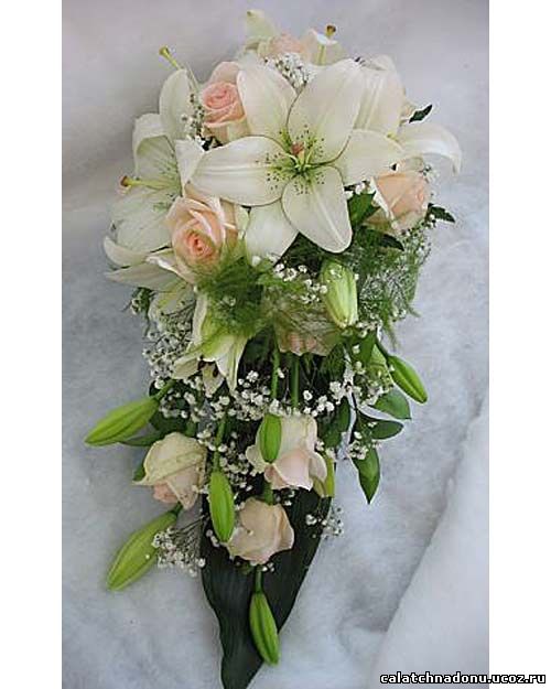 Каскадный свадебный букет из белых лилий, розовых роз и гипсофилы