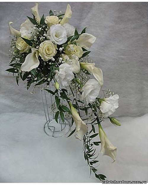 Каскадный свадебный букет в белом тоне из роз, эустомы и калл