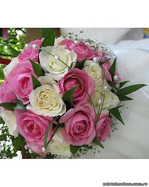 Круглый свадебный букет из белых и розовых роз