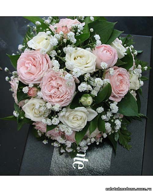 Круглый букет невесты из роз и гипсофилы