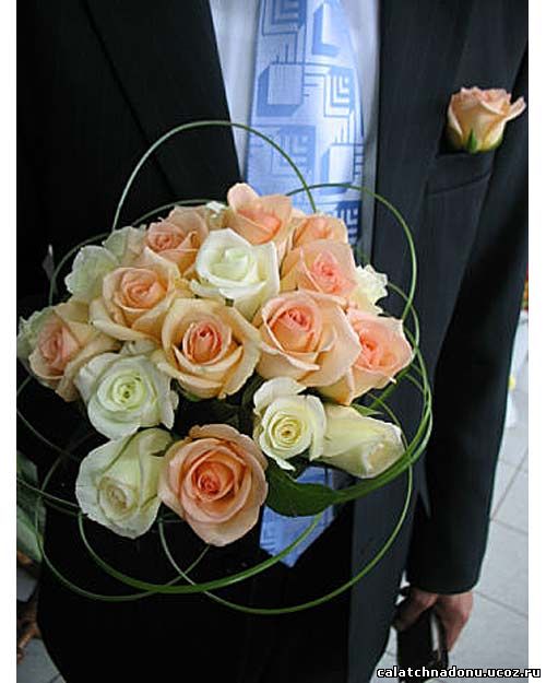 Классический круглый букет невесты из роз