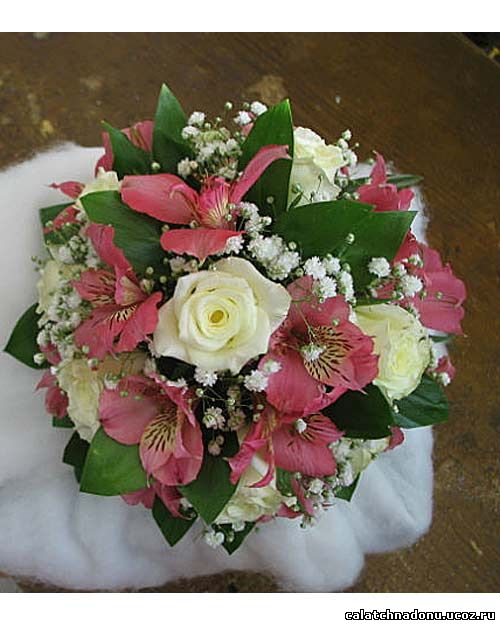 Свадебный букет из розовой альстромерии и белых роз