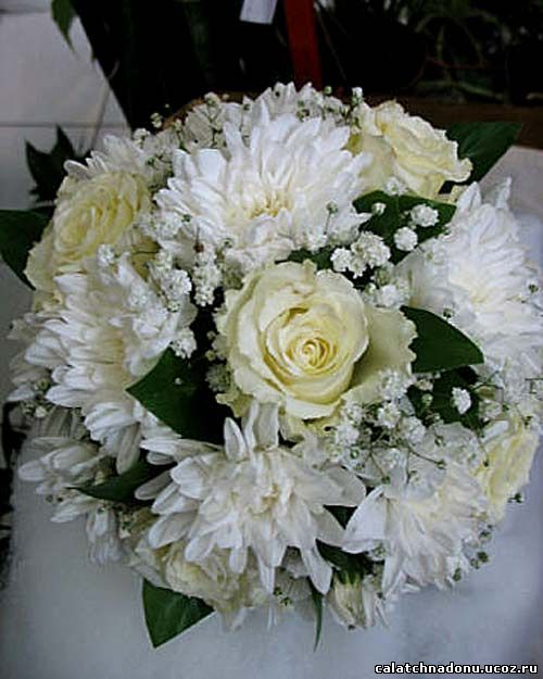 Букет невесты из белых роз и белых хризантем