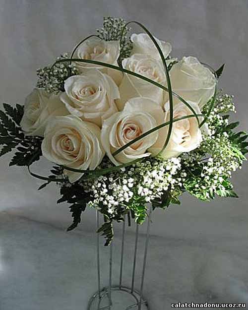Свадебный букет из белых роз и гипсофилы