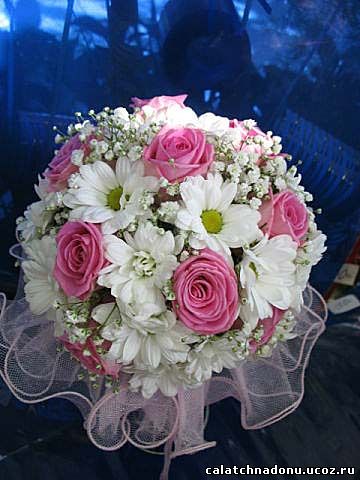 Свадебный букет невесты из розовой розы, белой хризантемы и гипсофилы