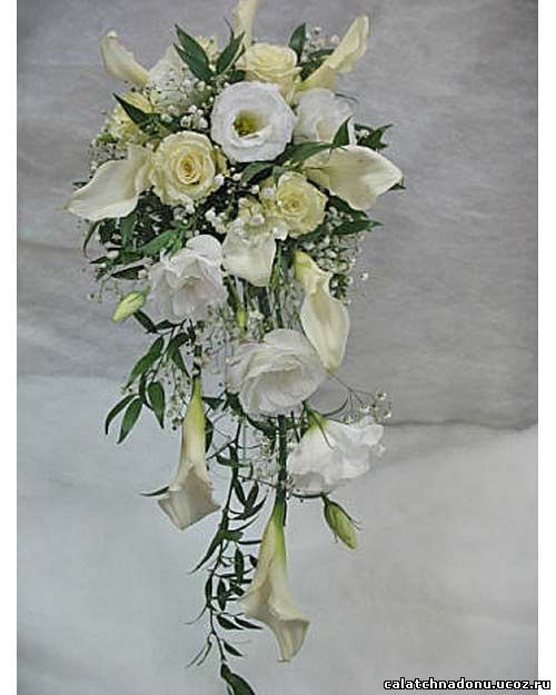 Каскадный свадебный букет из калл, розы и эустомы