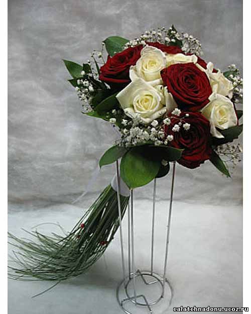 Свадебный букет из белых и красных роз с 