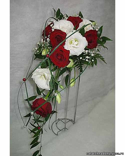 Каскадный букет из белой эустомы и красных роз