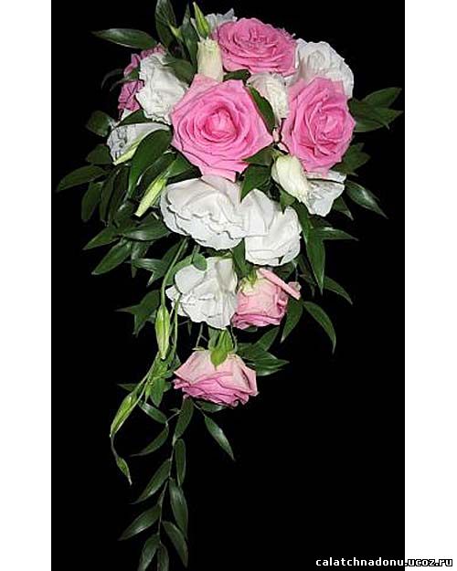 Свадебный каскадный букет из роз и эустомы