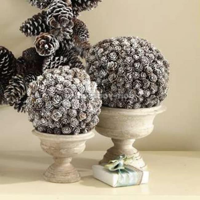 Серебряные шары из шишек для декора дома