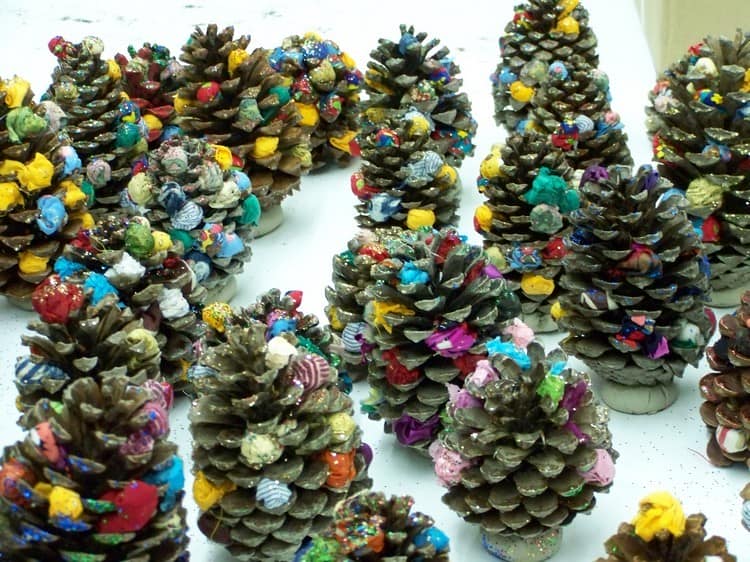 Новогодняя поделка с детьми: елка из шишек и шариков из ткани или пряжи