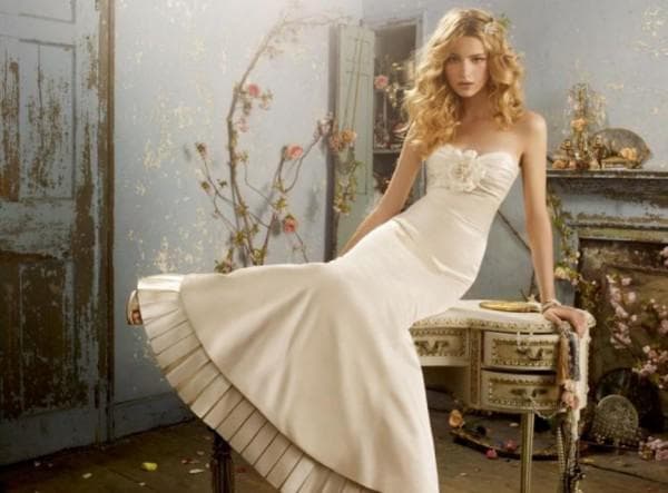 Изысканное свадебное платье цвета айвори