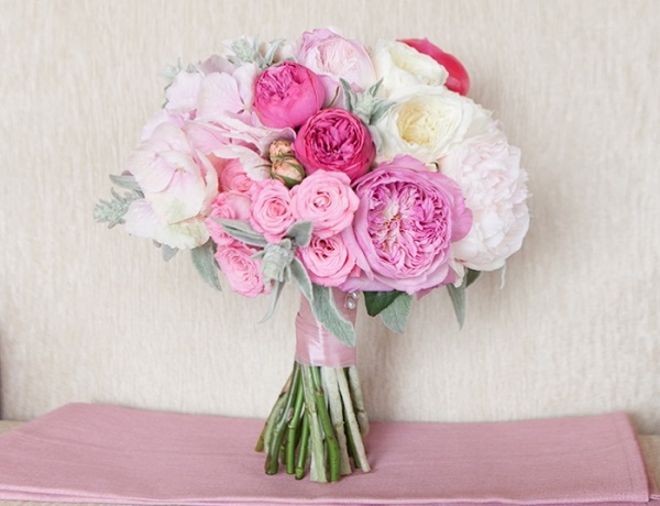 пионовидные розы в свадебном букете невесты