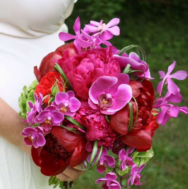 свадебный букет, сочетание пионов и орхидей