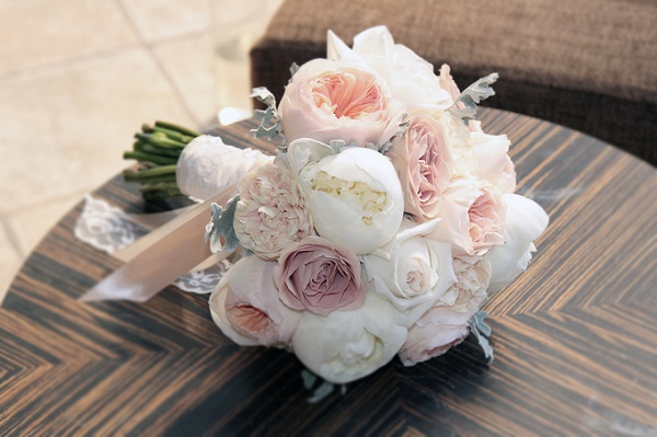 букет невесты из пионов и роз