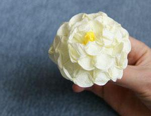 белый цветок из бумаги