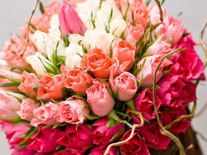 Какие цветы дарить на свадьбу молодоженам? Букет из белых роз