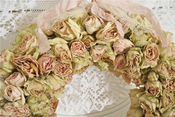 Какие цветы дарить на свадьбу молодоженам? Букет из белых роз