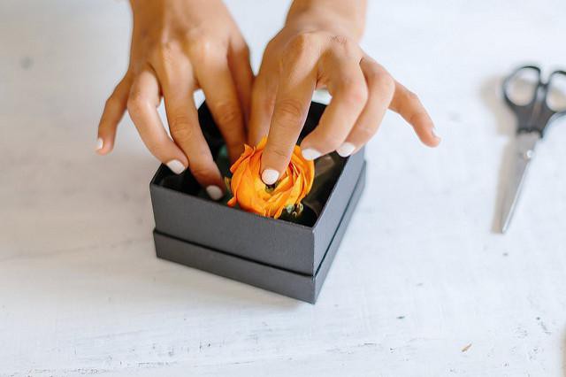 букет цветов в коробке своими руками