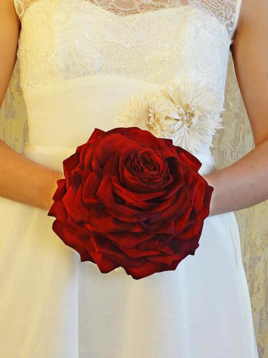 букет невесты из красных пионовидных роз